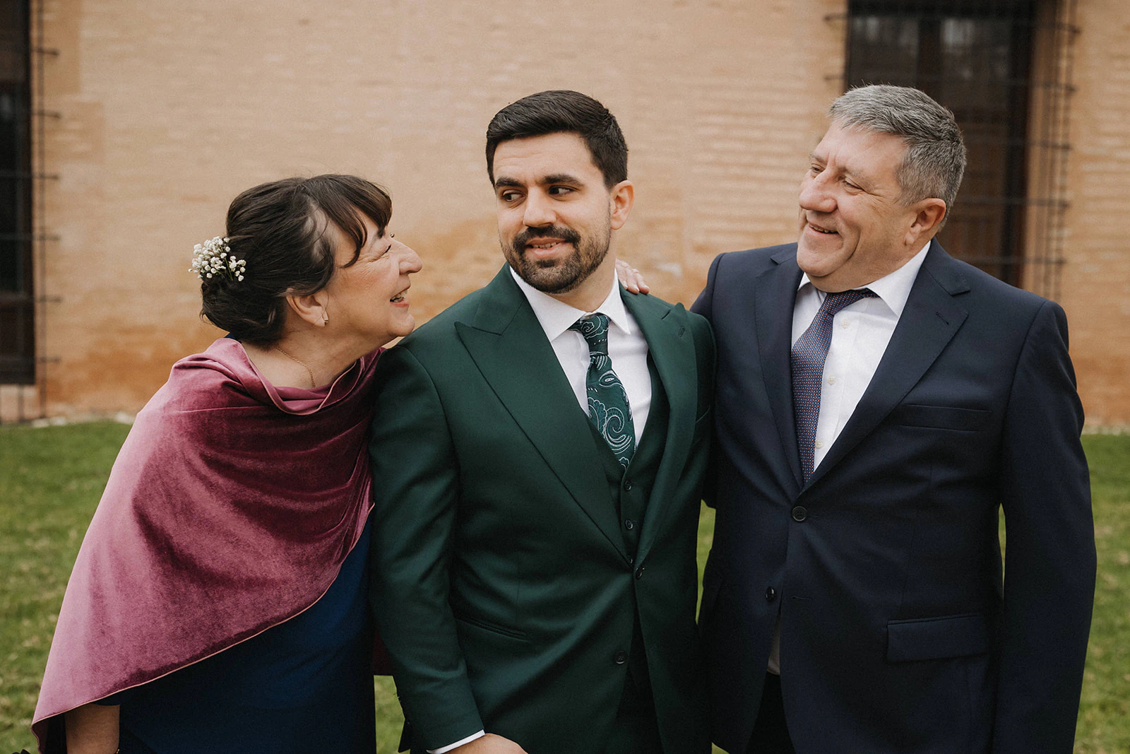 Germán junto a su familia antes de la ceremonia. Fotografía de David Bresó.