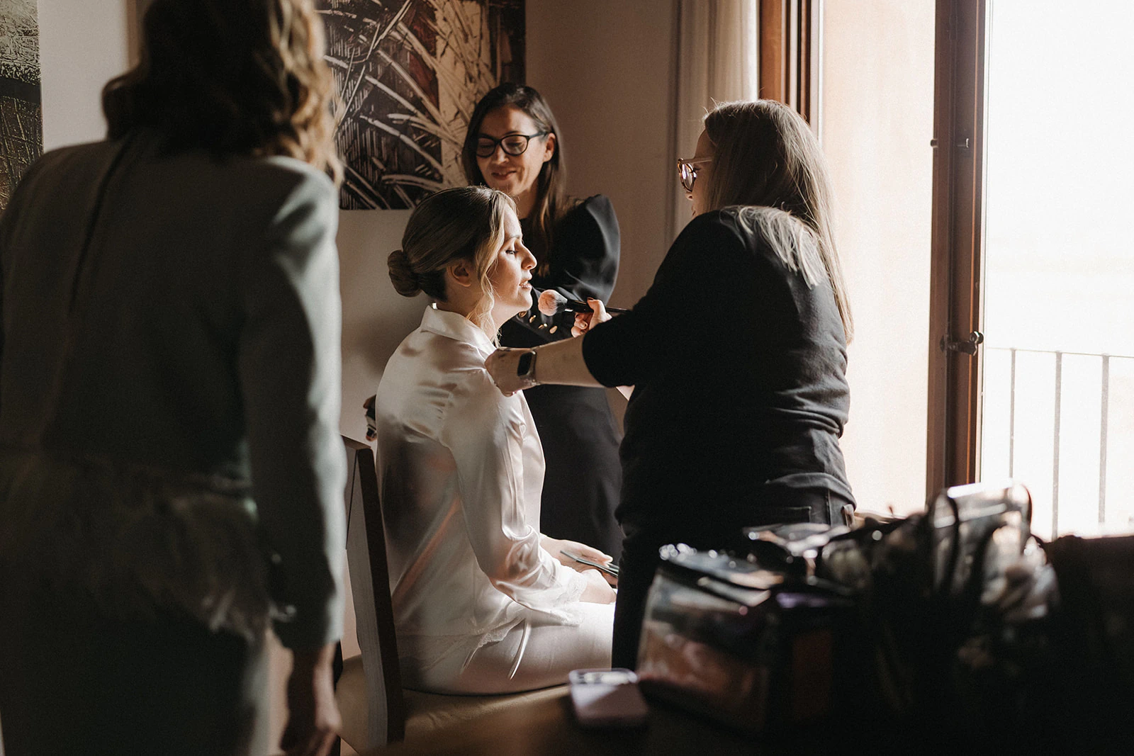 Los preparativos de Carla junto a una ventana. Fotografía de David Bresó.