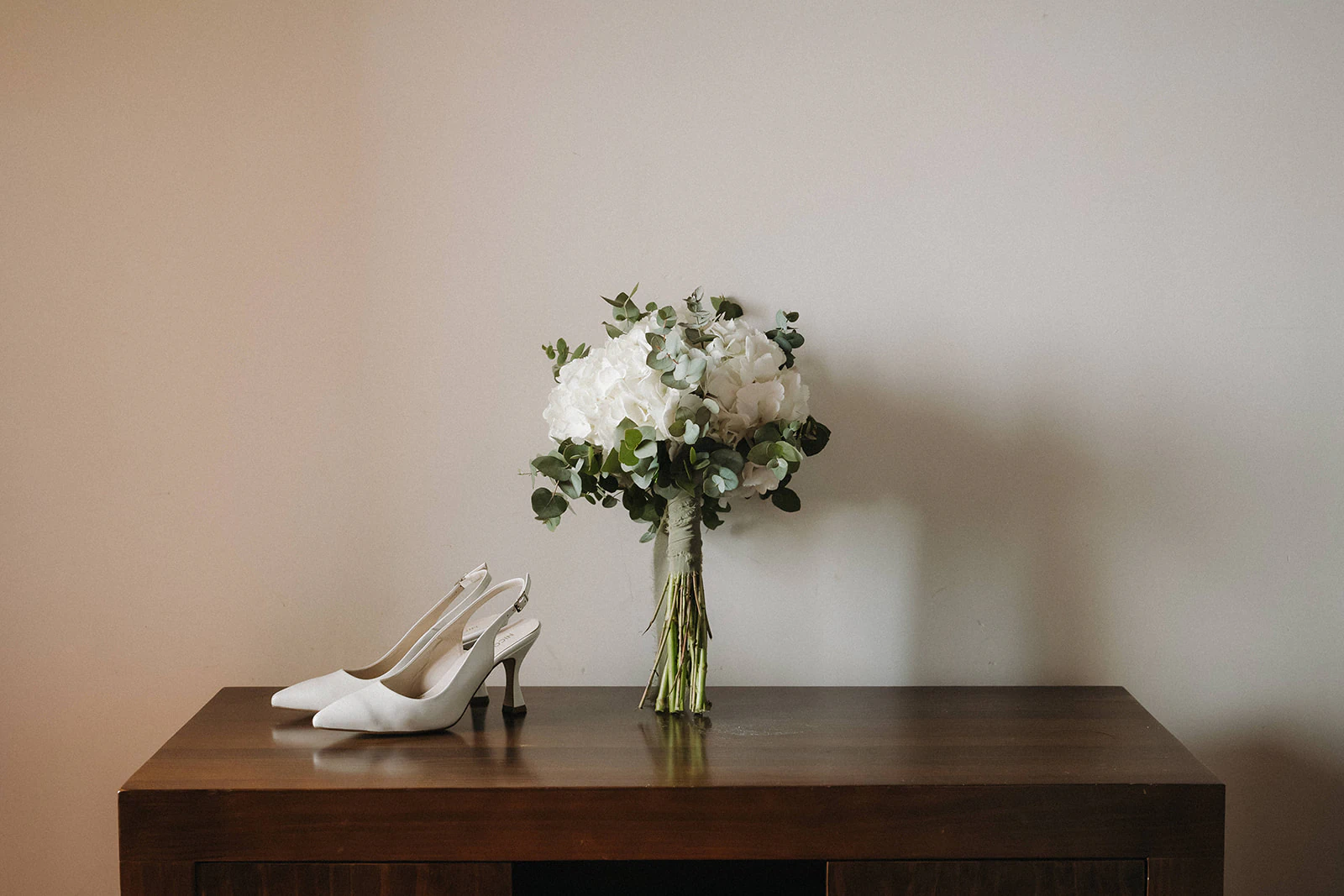 El ramo y los zapatos de Carla antes de la boda. Fotografía de David Bresó.