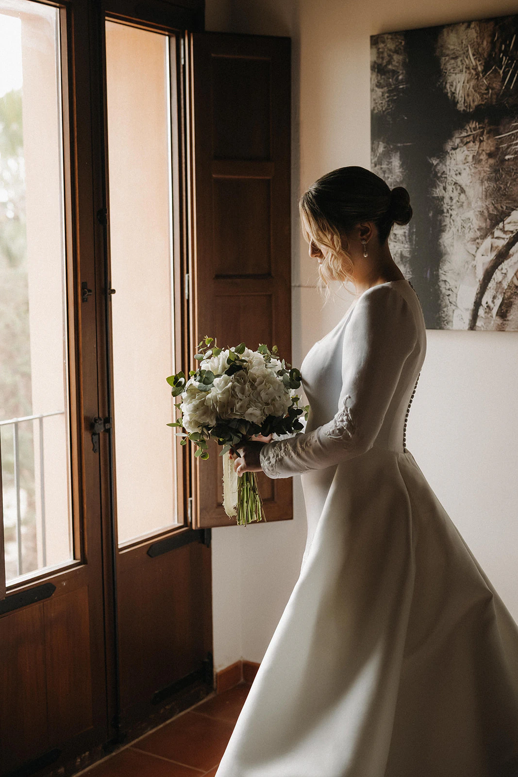 Carla con su vestido junto a la ventana. Fotografía de David Bresó.