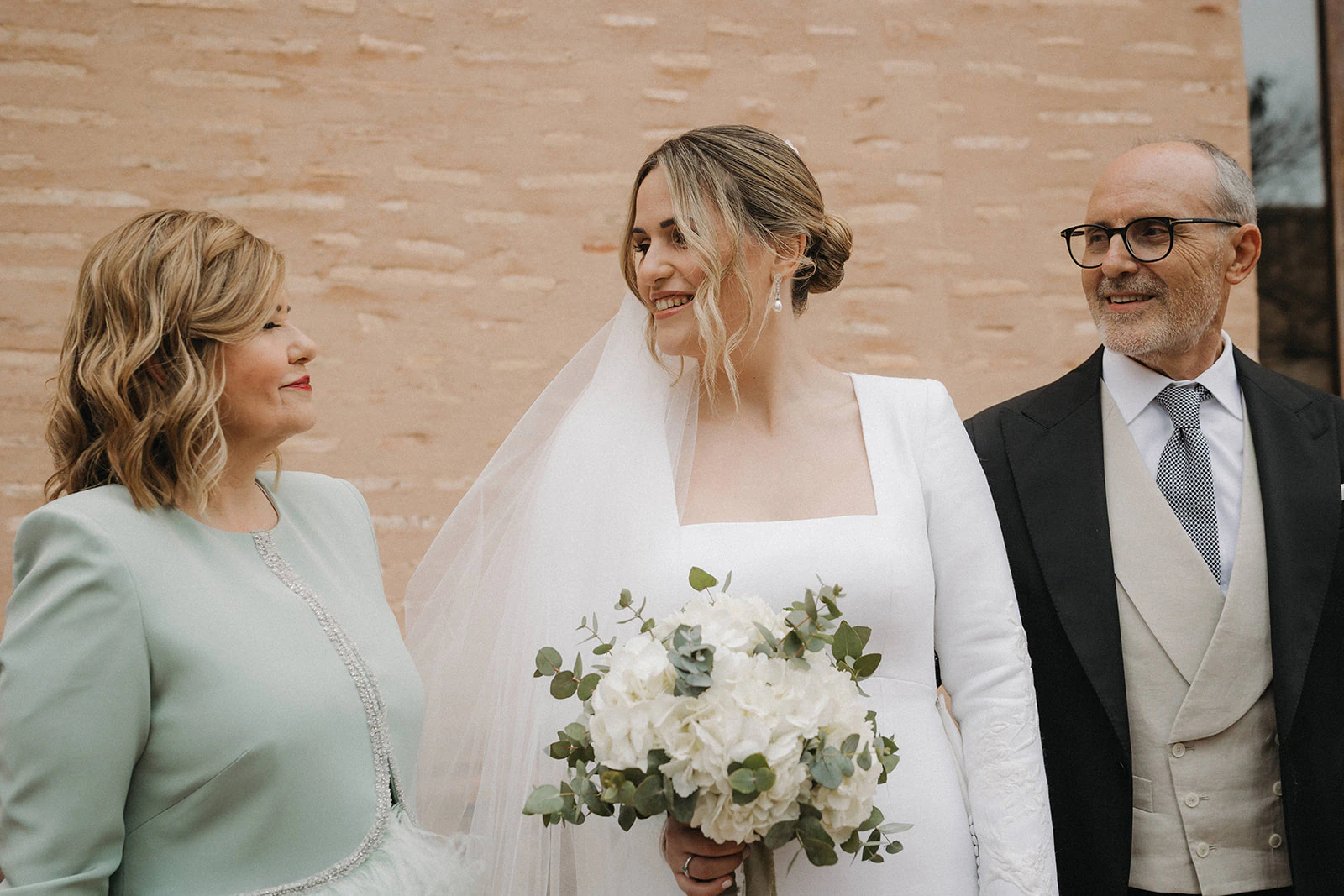Carla acompañada por su familia antes de la ceremonia. Fotografía de David Bresó.