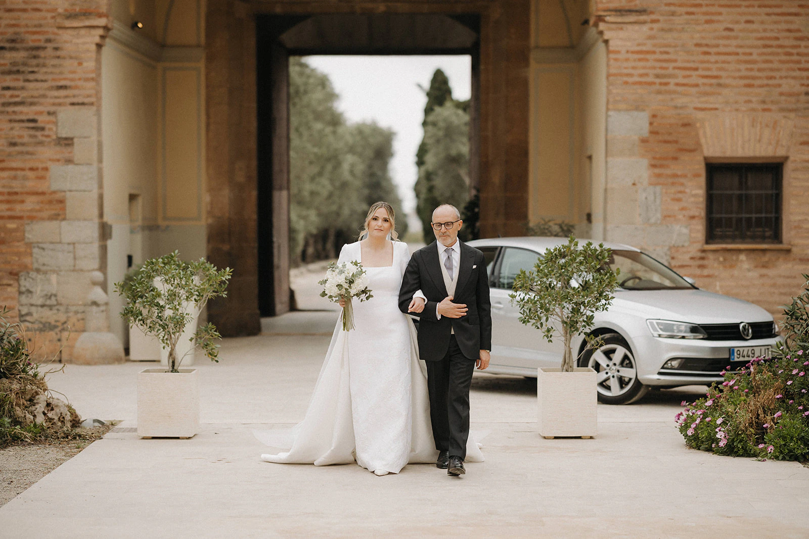 Carla llega a la ceremonia en la Cartuja de Ara Christi. Fotografía de David Bresó.