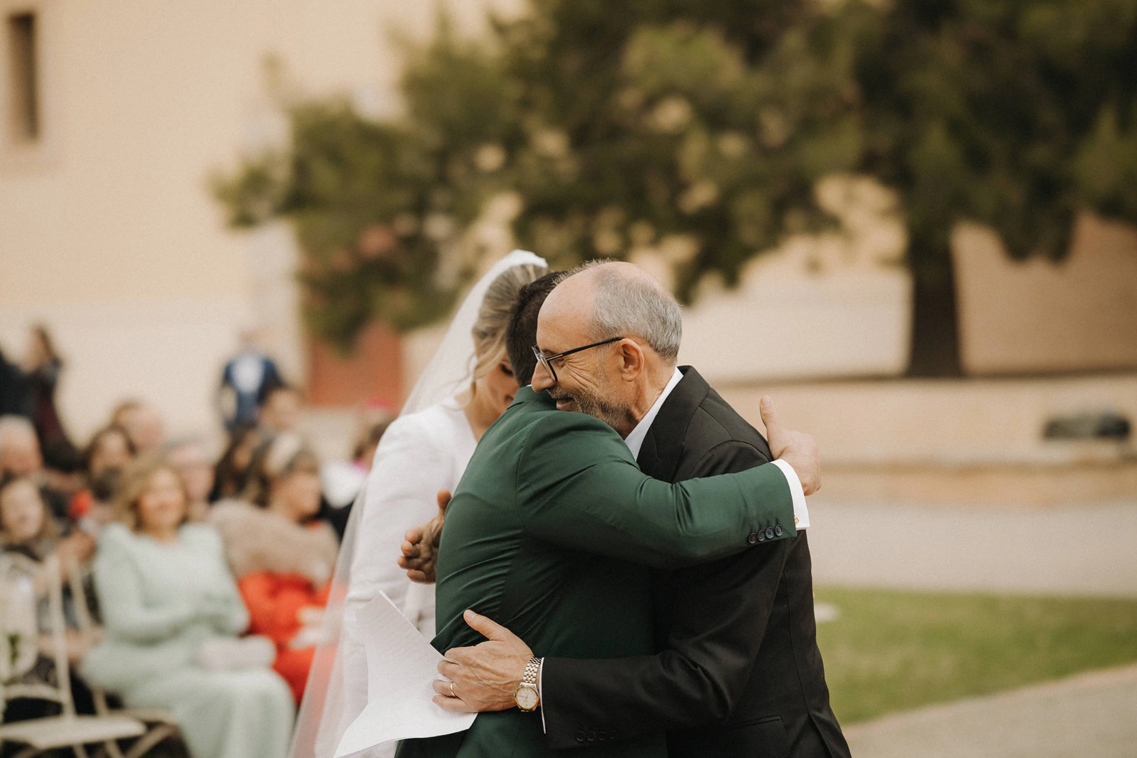 Un abrazo emotivo durante la ceremonia de Germán y Carla. Fotografía de David Bresó.