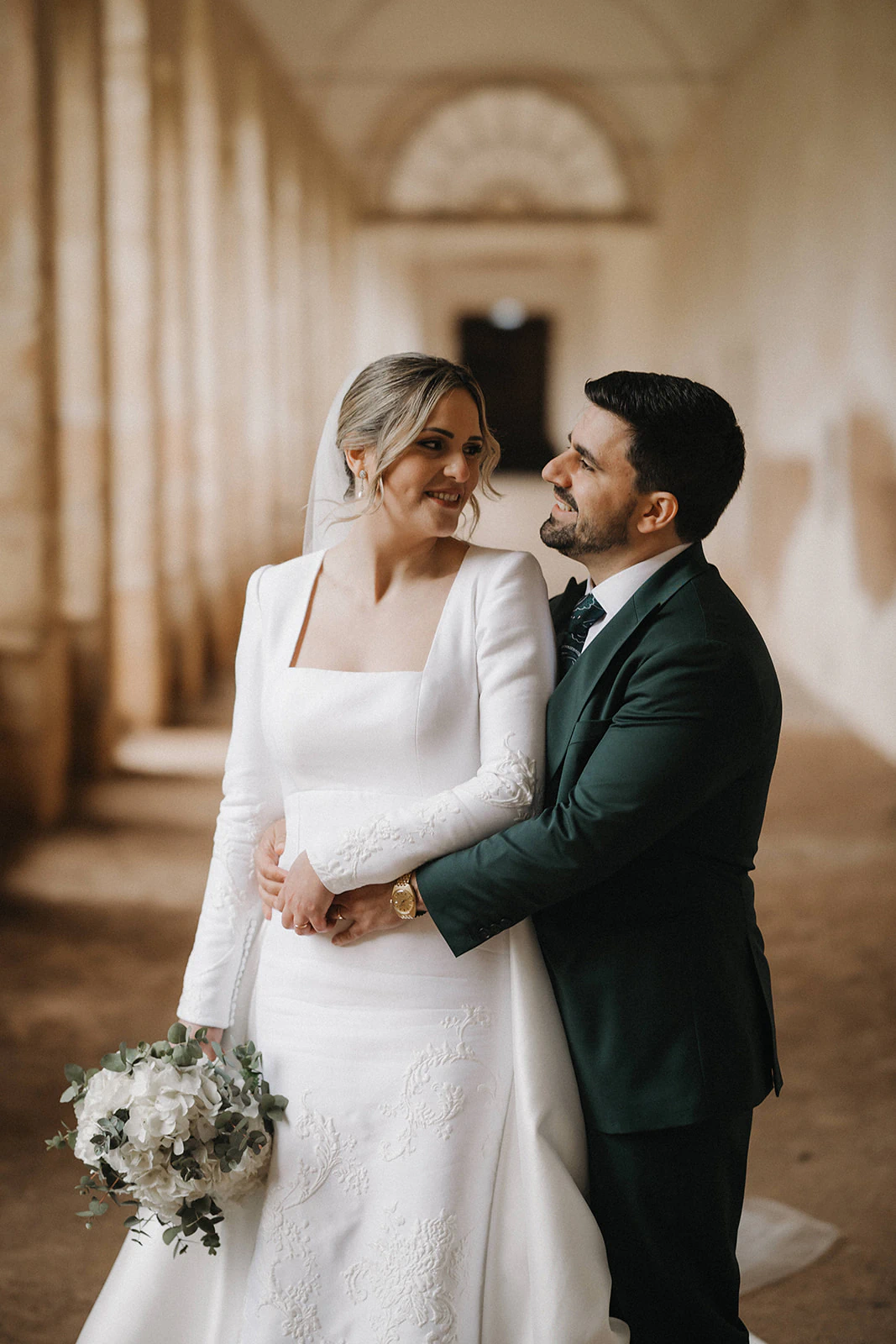 Germán y Carla juntos bajo las arcadas de la Cartuja. Fotografía de David Bresó.