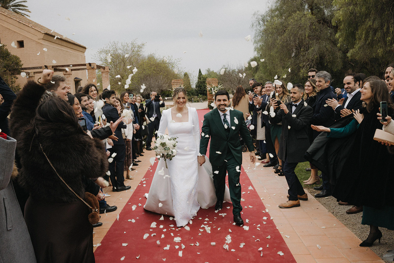 Germán y Carla salen de la ceremonia entre sus invitados. Fotografía de David Bresó.