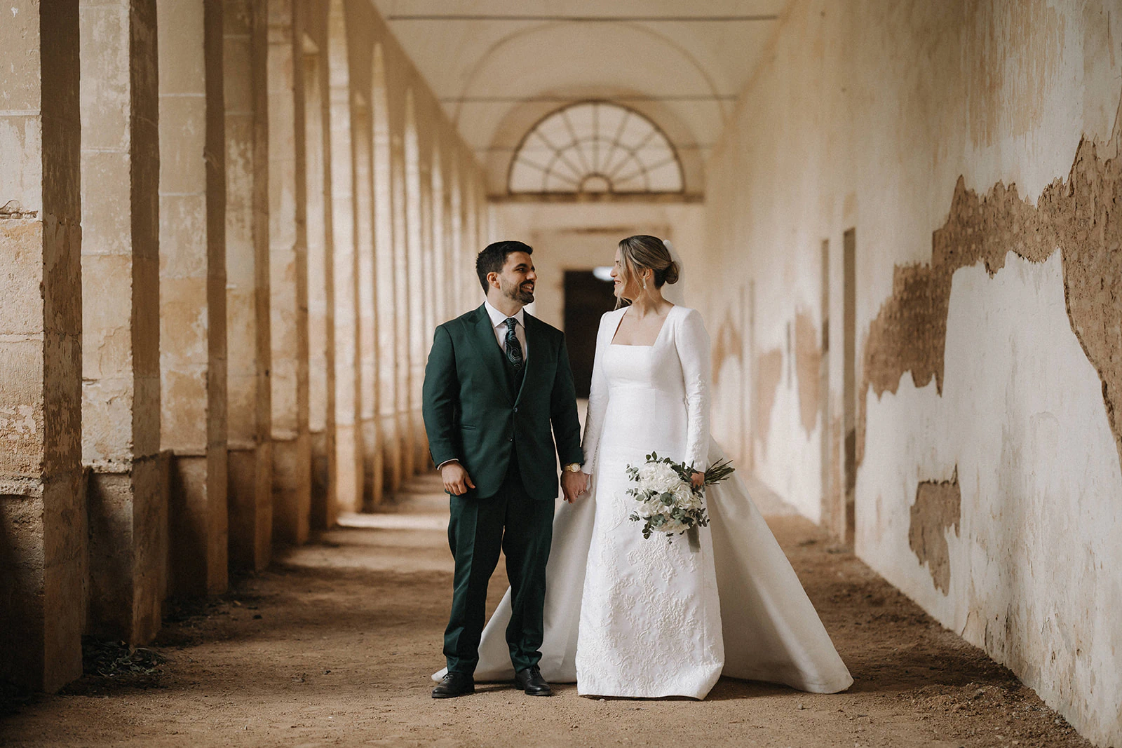Germán y Carla en el claustro de la Cartuja de Ara Christi. Fotografía de David Bresó.
