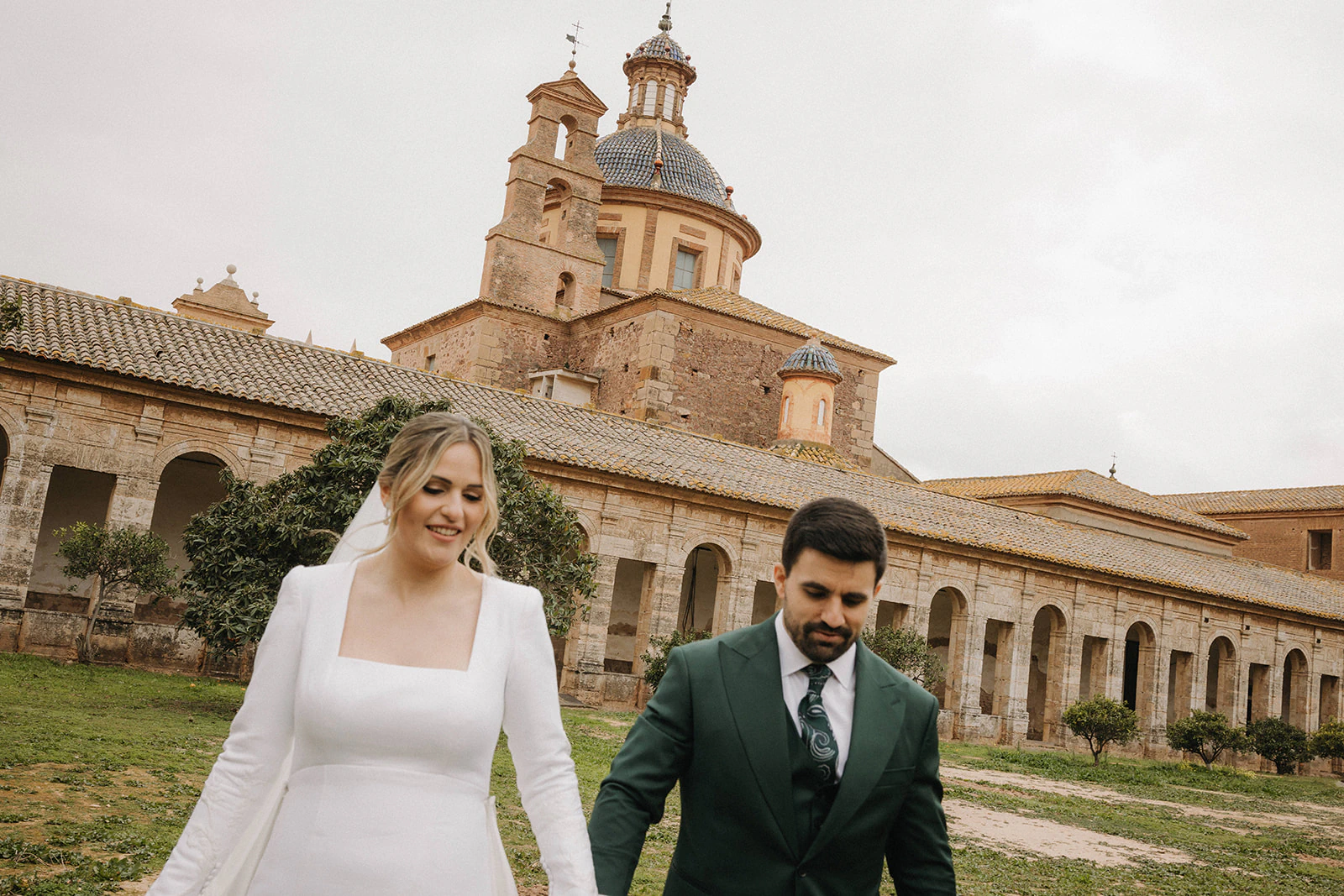 Germán y Carla pasean delante de la arquitectura de la Cartuja. Fotografía de David Bresó.