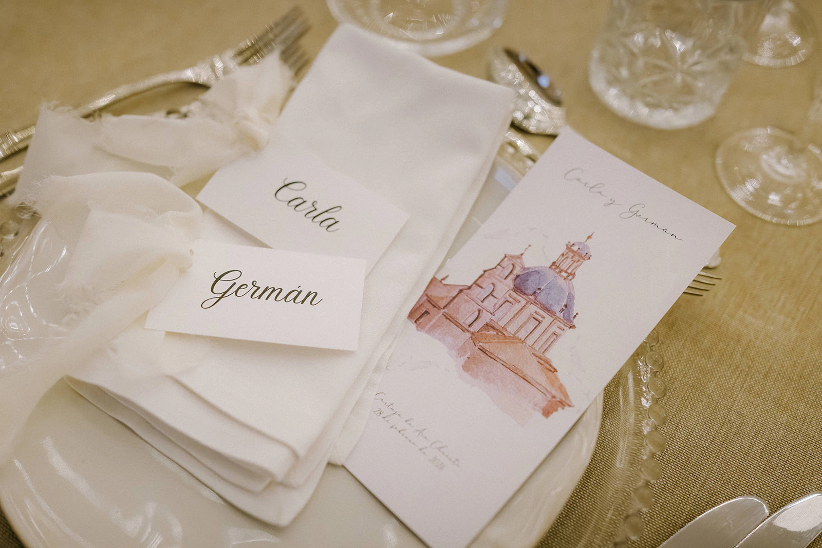 Los nombres de Germán y Carla y la papelería sobre la mesa. Fotografía de David Bresó.