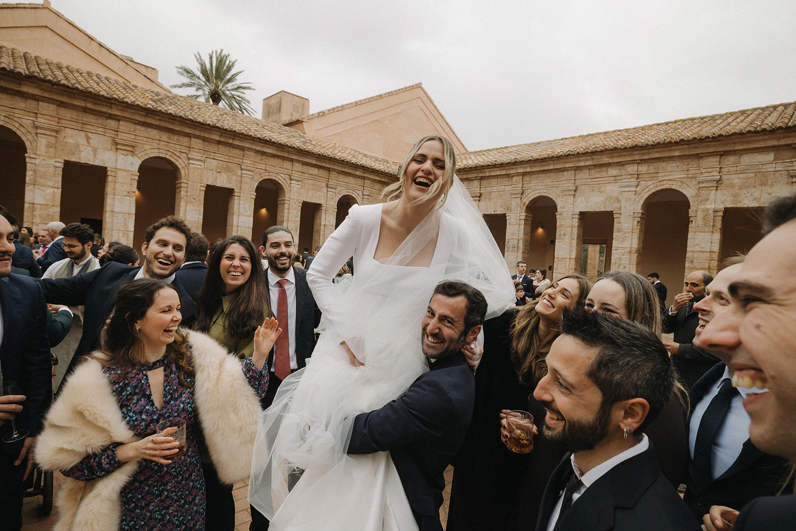 Carla celebra rodeada de amigos en el patio de la Cartuja. Fotografía de David Bresó.