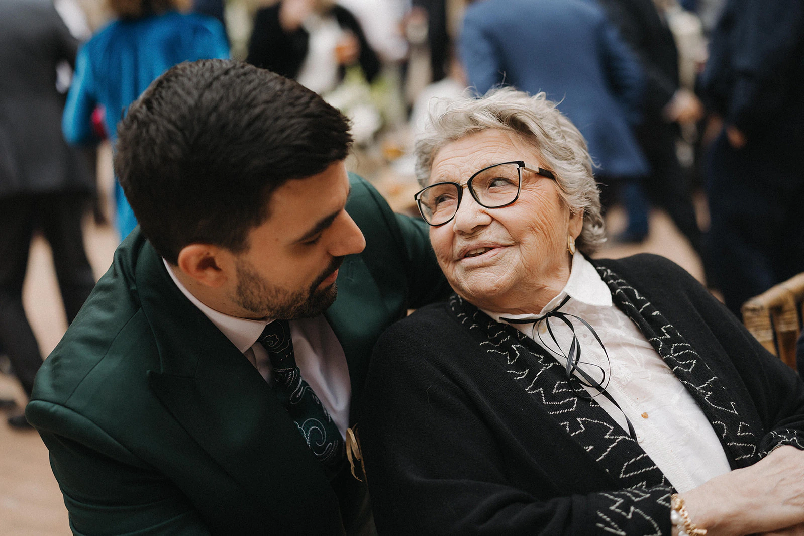 Germán conversa con una familiar durante la celebración. Fotografía de David Bresó.