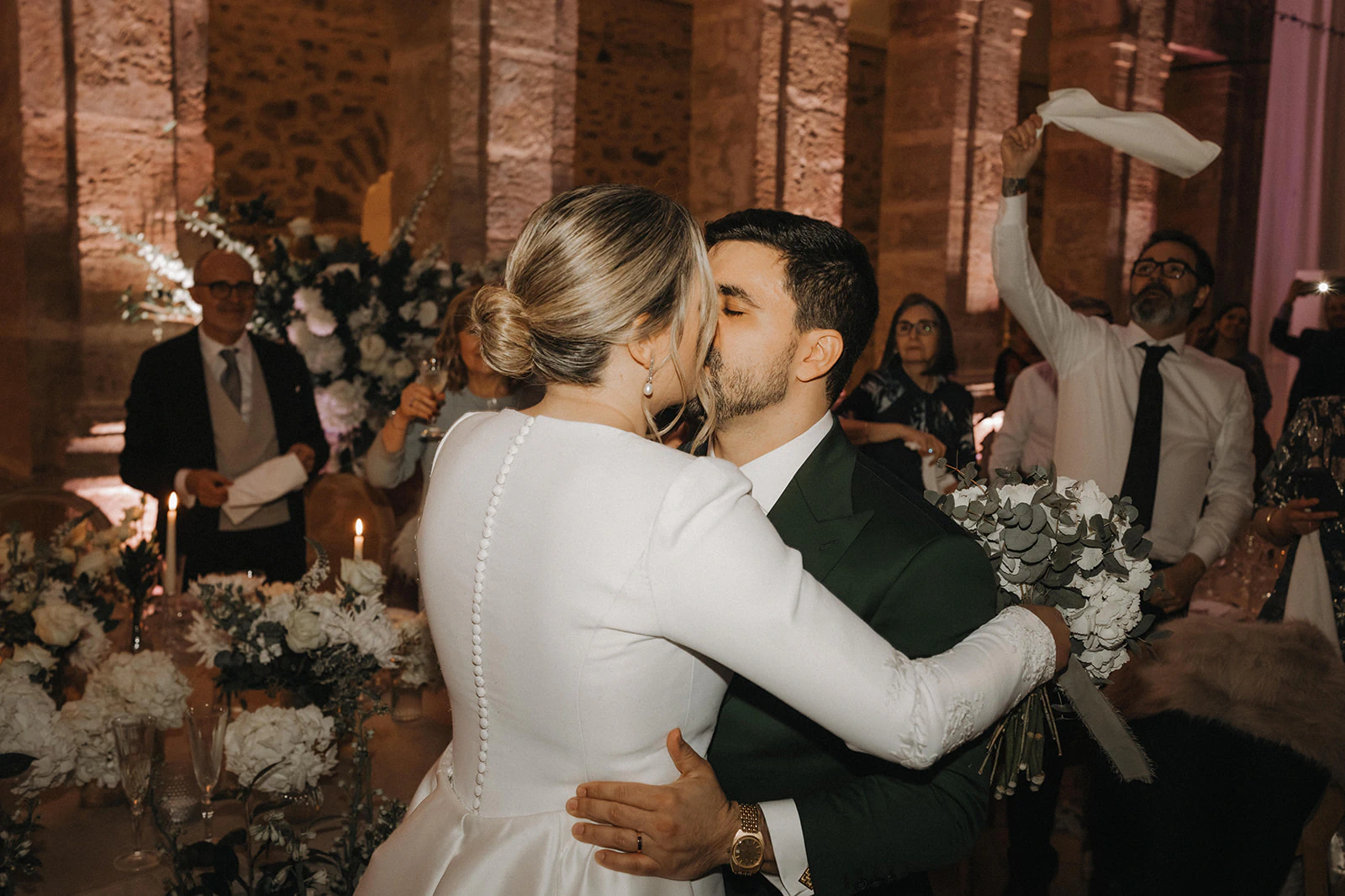 Germán y Carla se besan durante el banquete. Fotografía de David Bresó.