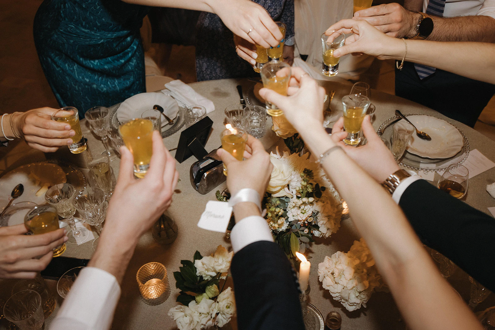 Un brindis compartido en la mesa del banquete. Fotografía de David Bresó.