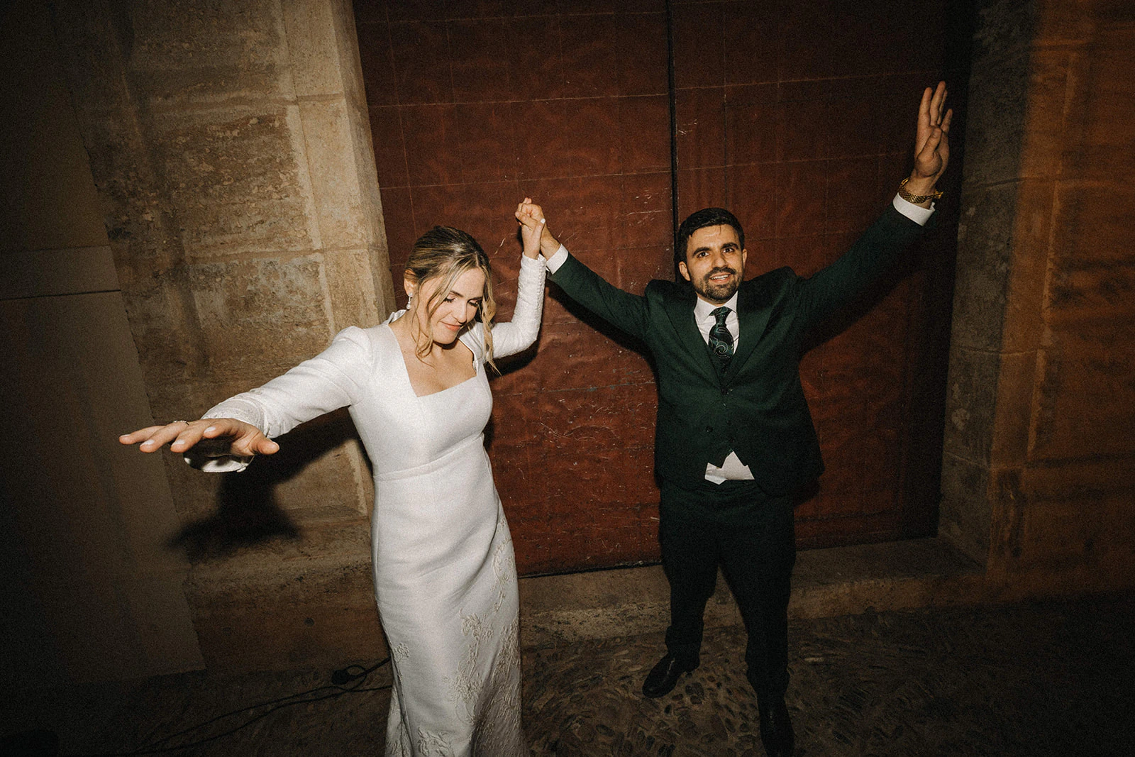 Germán y Carla entran a la fiesta de la mano. Fotografía de David Bresó.
