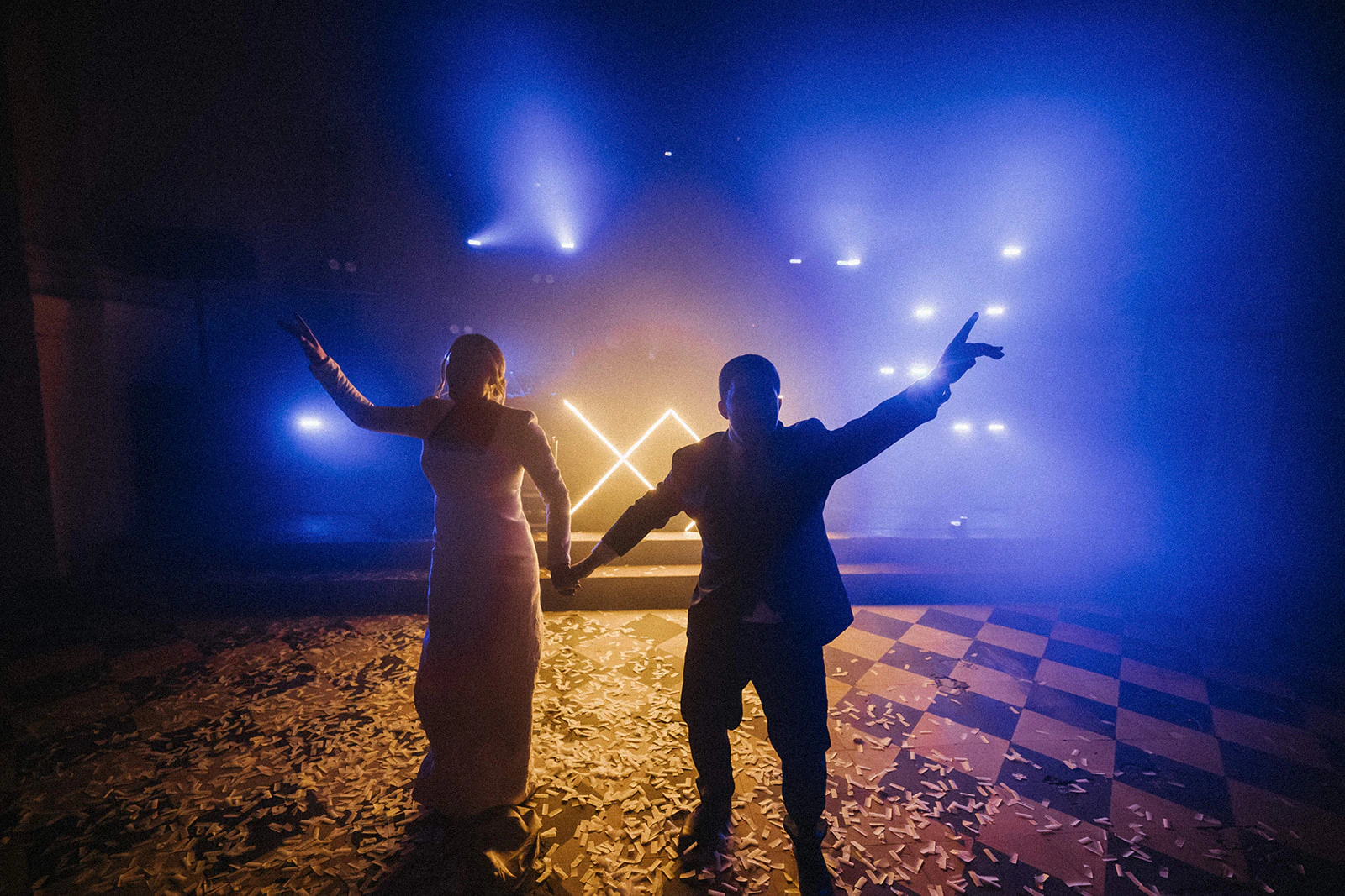 La pareja baila entre las luces de la fiesta. Fotografía de David Bresó.