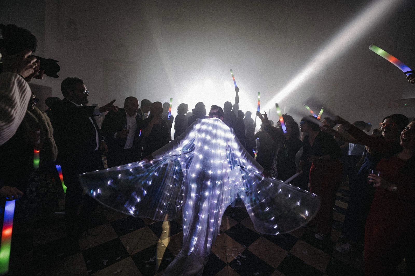 La pista de baile y las luces cierran la celebración. Fotografía de David Bresó.