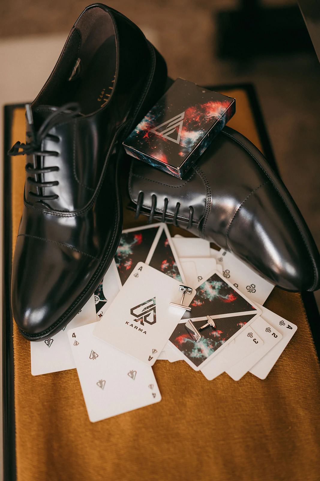 Los zapatos y accesorios de Sergio antes de la boda. Fotografía de David Bresó.