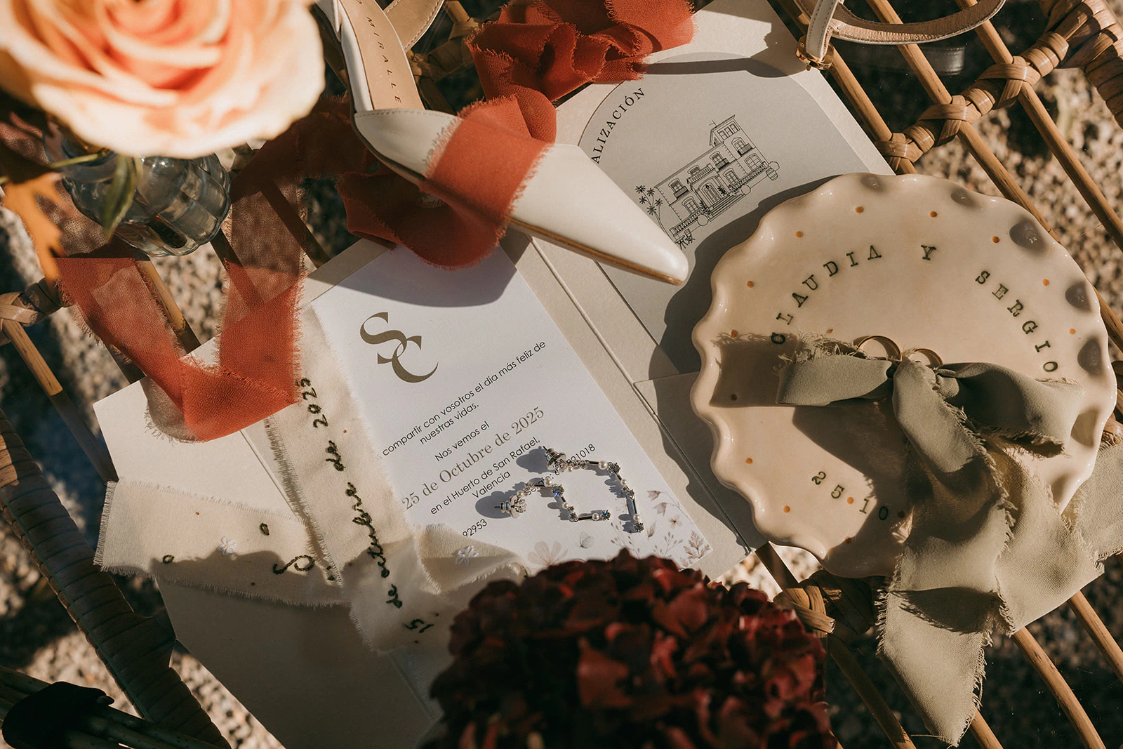 Papelería, anillos y flores de la boda de Sergio y Claudia. Fotografía de David Bresó.