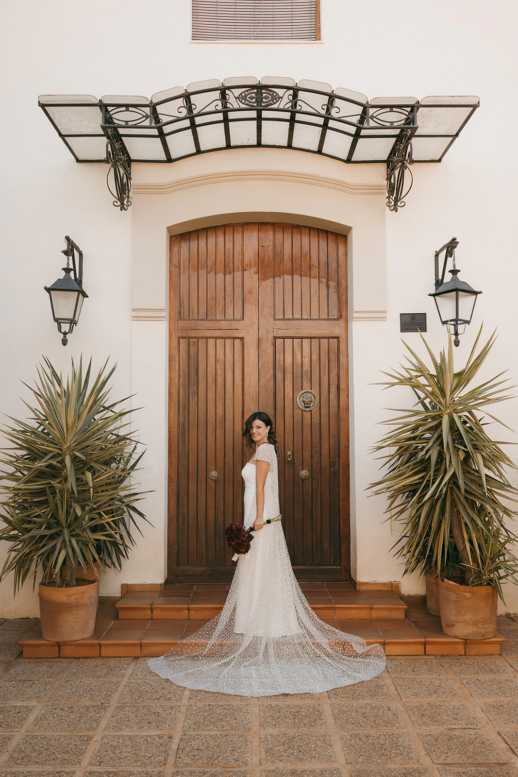 Claudia con su vestido ante la entrada de la masía. Fotografía de David Bresó.