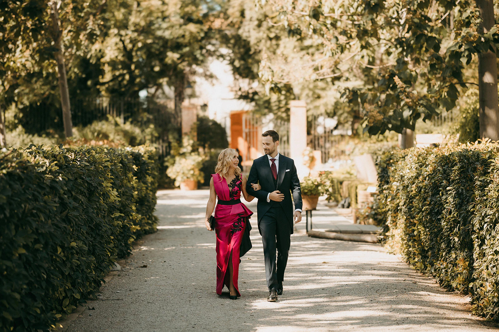 Sergio llega a la ceremonia entre los jardines. Fotografía de David Bresó.