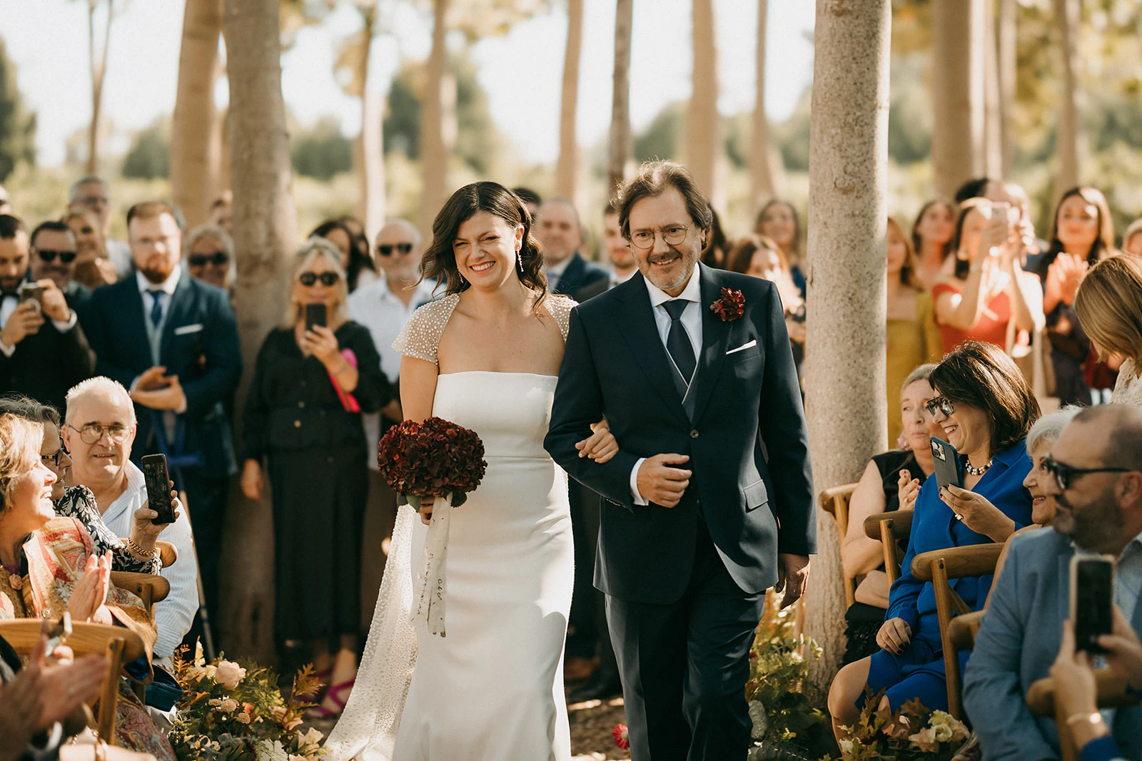 Claudia entra en la ceremonia entre las miradas de los invitados. Fotografía de David Bresó.