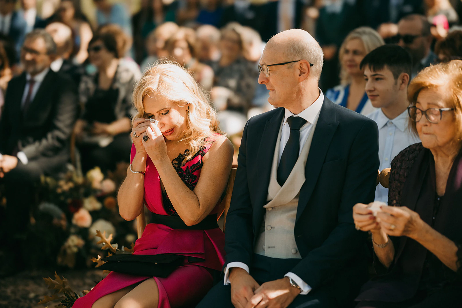 Emoción entre los familiares durante la ceremonia. Fotografía de David Bresó.