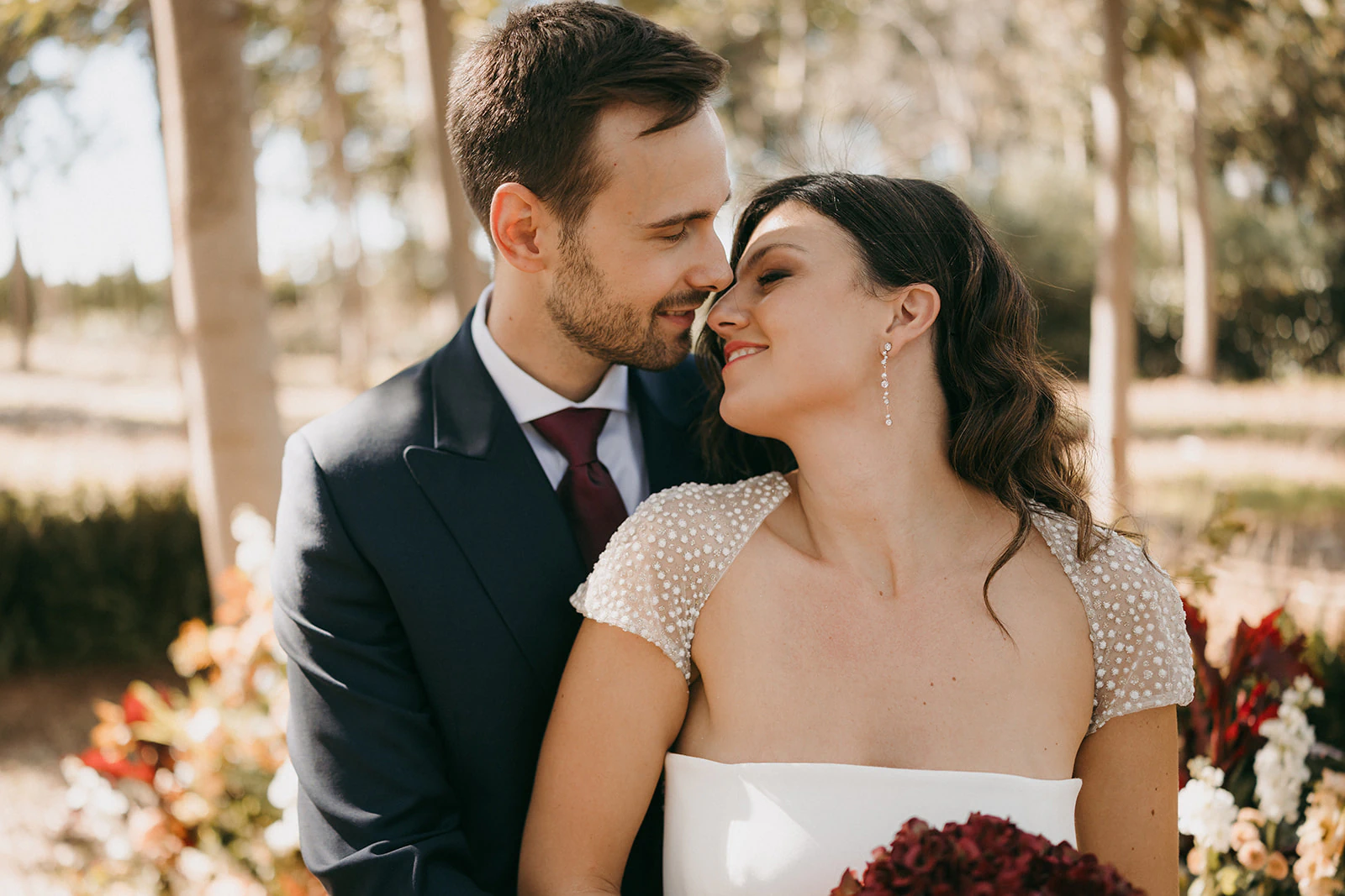 Sergio y Claudia se miran entre la luz de los árboles. Fotografía de David Bresó.