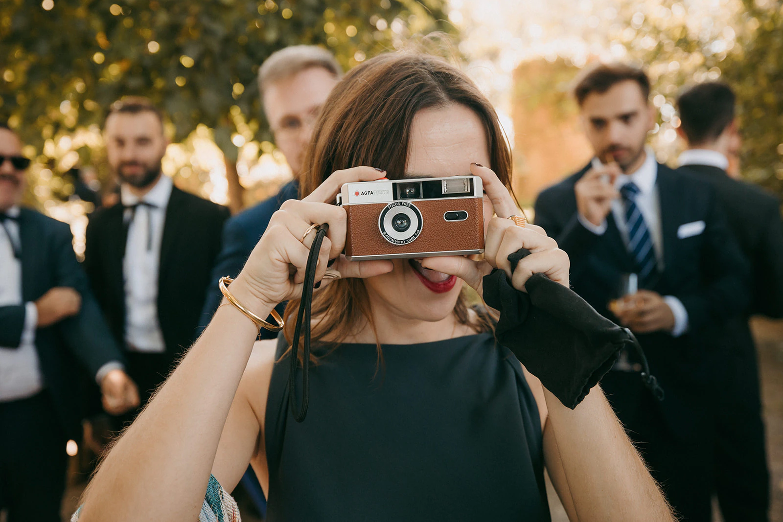 Una invitada fotografía la celebración con una cámara analógica. Fotografía de David Bresó.