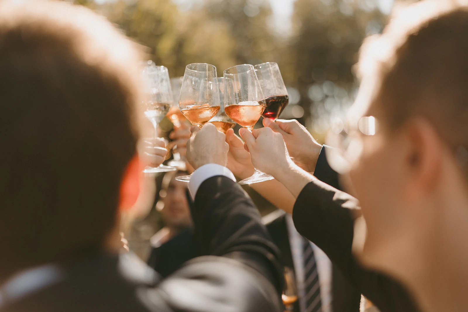 Un brindis entre amigos y familiares durante la celebración. Fotografía de David Bresó.