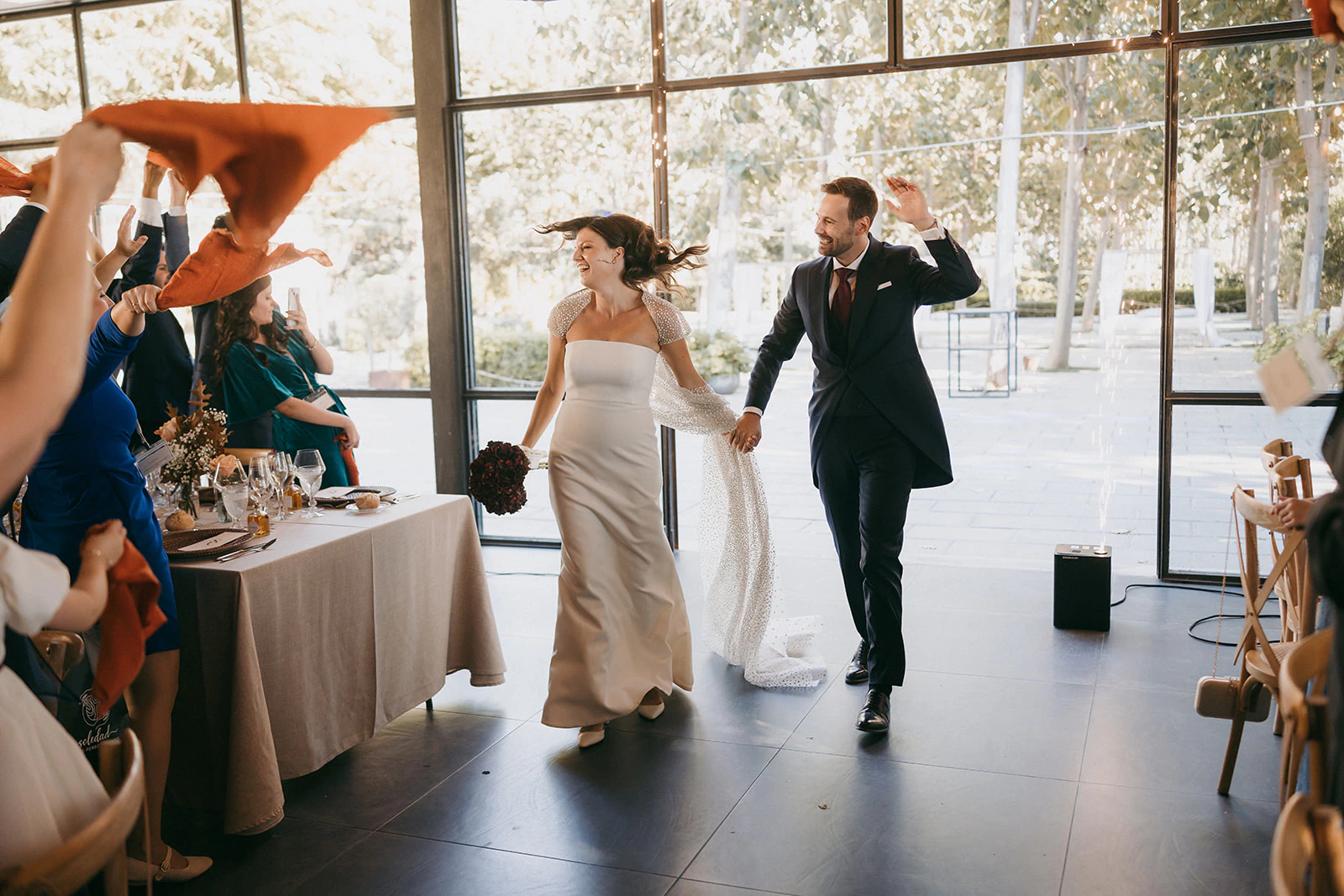 Sergio y Claudia entran en el banquete entre aplausos. Fotografía de David Bresó.