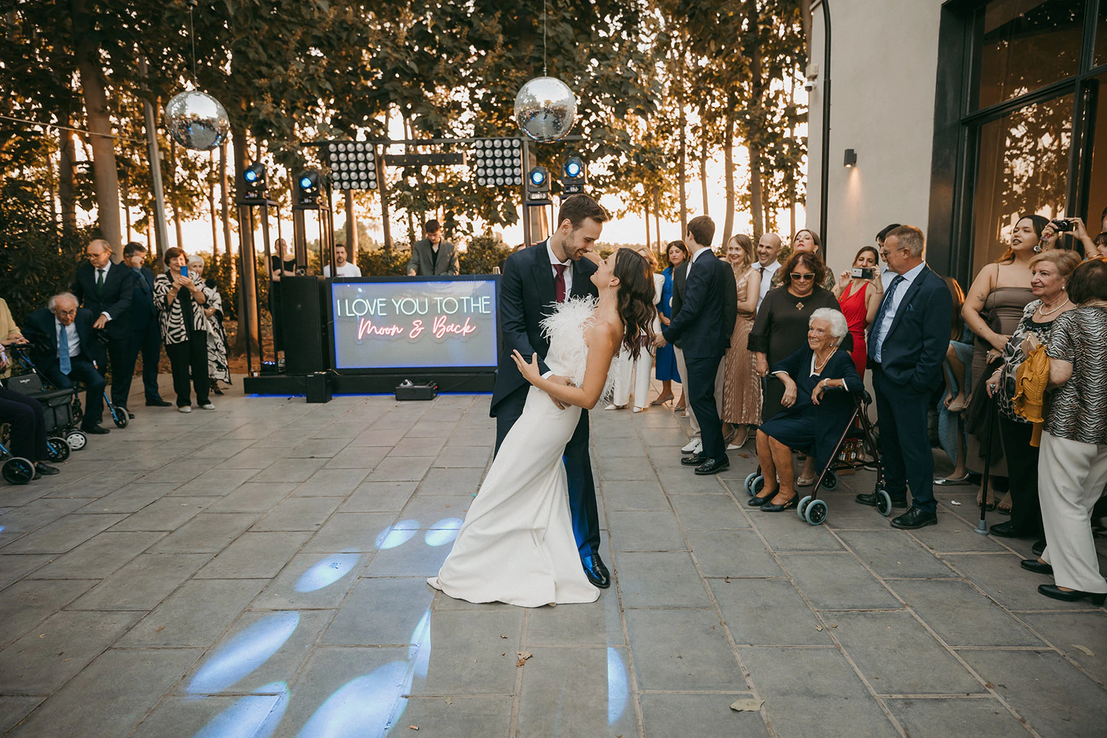 El primer baile de Sergio y Claudia junto a sus invitados. Fotografía de David Bresó.