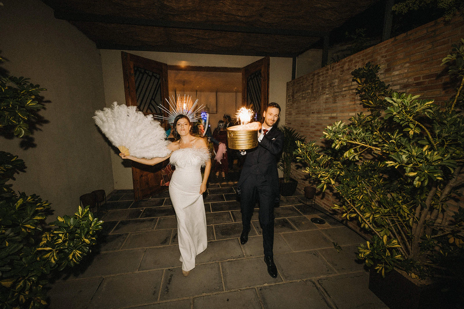 Sergio y Claudia llegan a la fiesta con las luces de la noche. Fotografía de David Bresó.