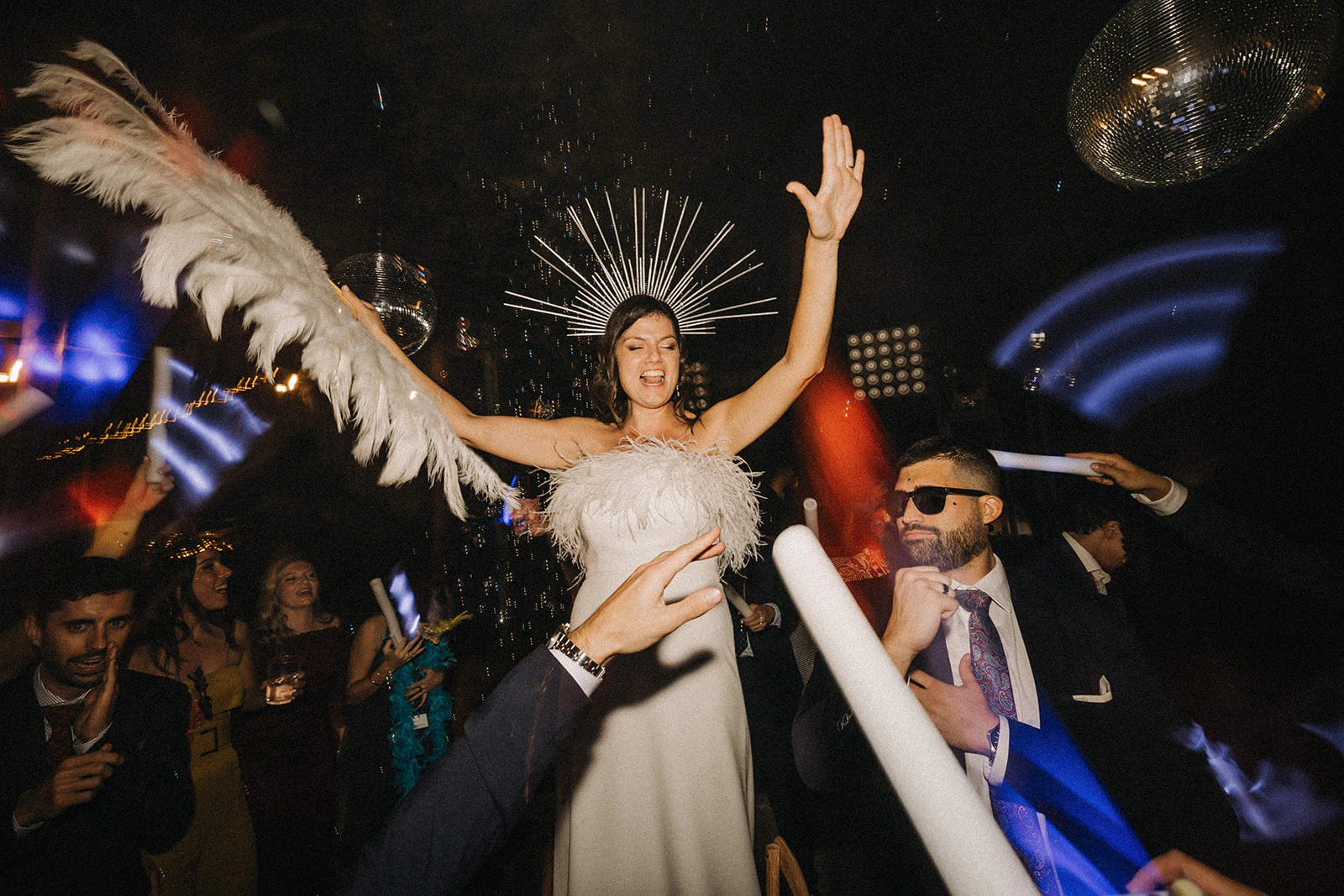Claudia celebra en la pista de baile rodeada de amigos. Fotografía de David Bresó.